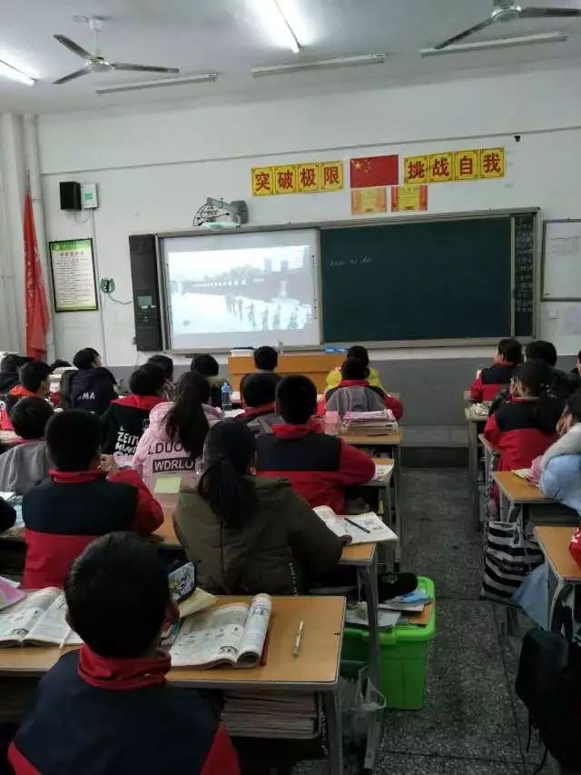 学校关于手机的新闻关于学生玩手机的新闻-第2张图片-太平洋在线下载